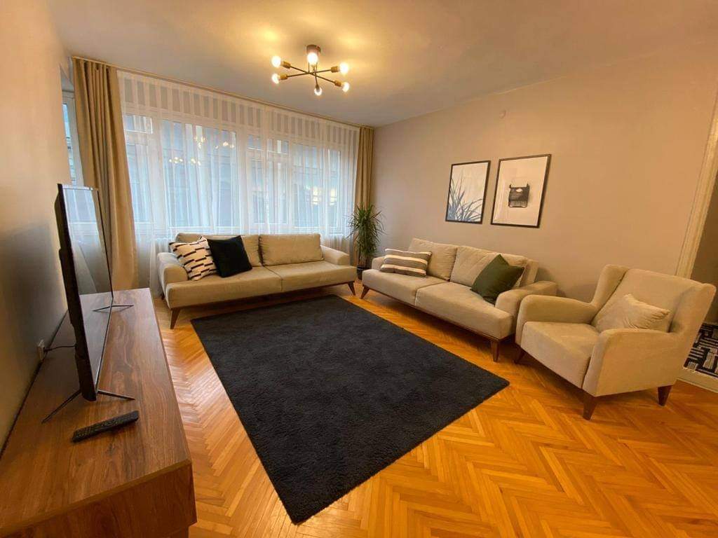 Announcement 972 two-bedroom apartment and a furnished salon for tourist rent in Osman-Bey, Sisli, with a view of the main street directly